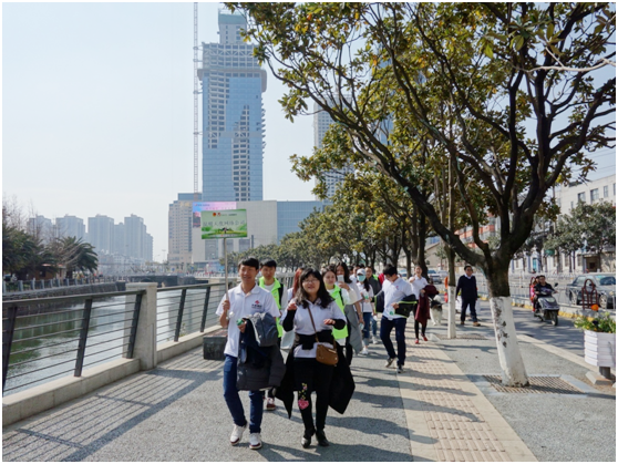 一路上，志愿者把“學雷鋒踐行動 樹新風做好事 做志愿者”的精神傳揚到大街小巷，把雷鋒為人民服務(wù)的志愿精神帶到城市的每個角落。