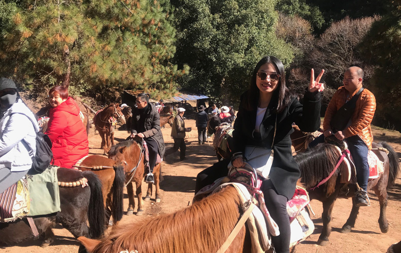 吃罷中午飯就是中外的茶馬古道—騎馬之旅！